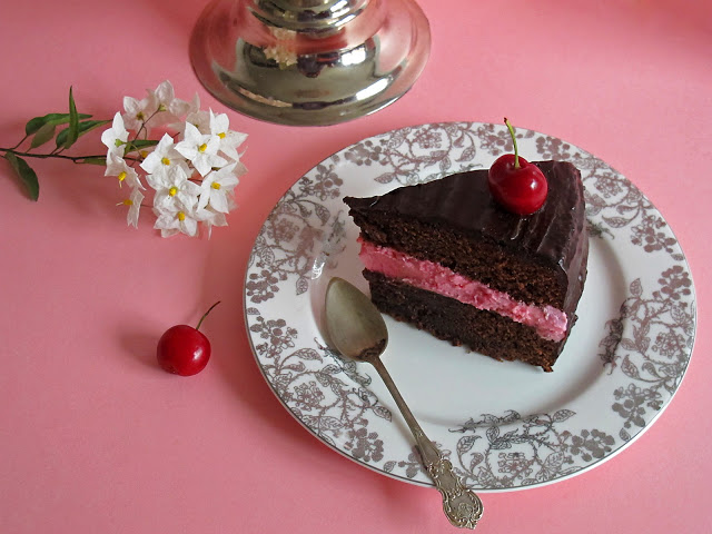 Tarta de chocolate y cerezas, receta fácil.