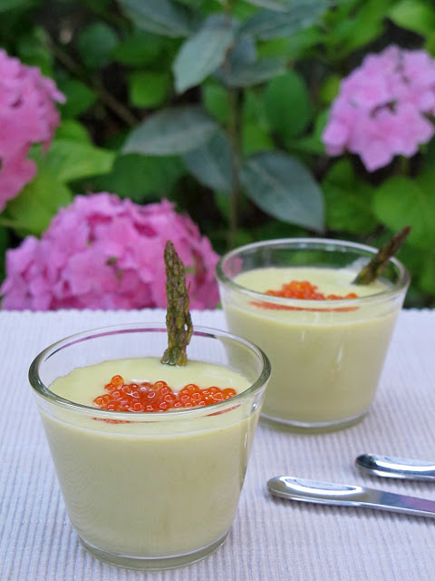 Crema de espárragos verdes con huevas de trucha.