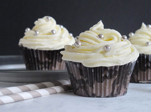 Cupcakes de guindas y merengue suizo.