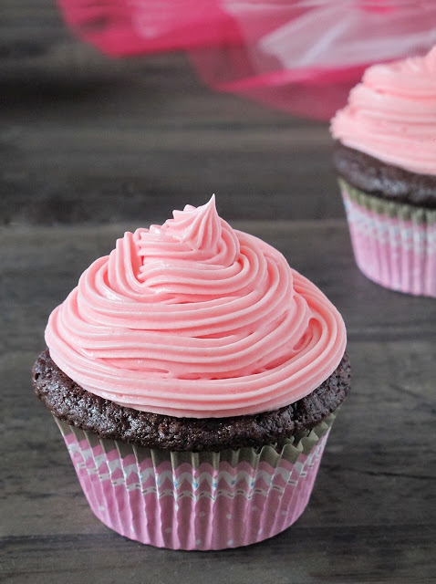 Cupcakes de chocolate y merengue rosa.