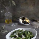 Ensalada de canónigos, bacalao y trufa negra.