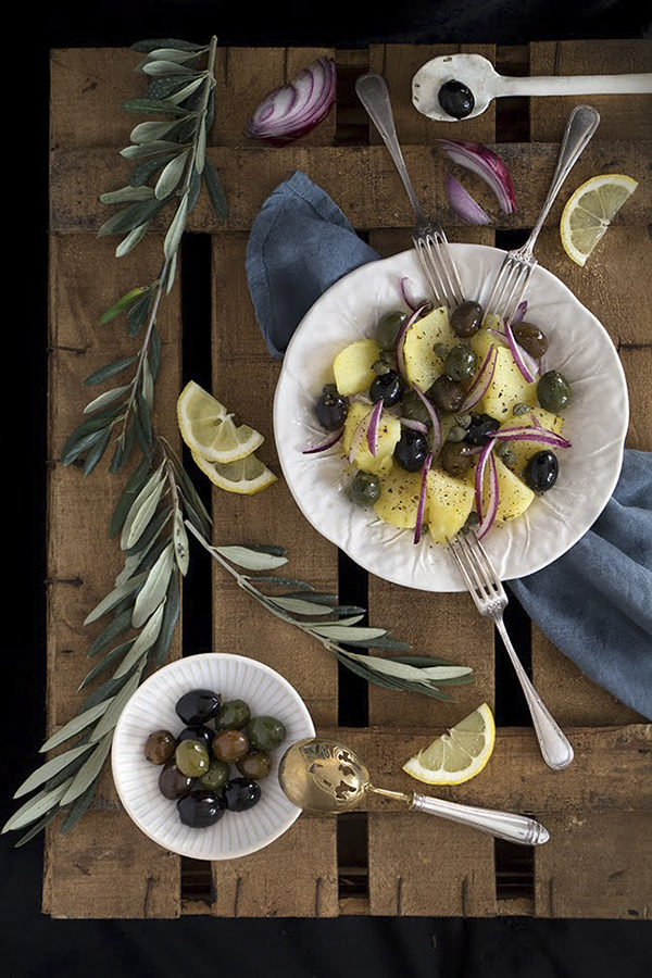 Ensalada griega de patatas y olivas especiadas. Patatosálata.