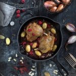 Confit de pato con frambuesas. Receta francesa.